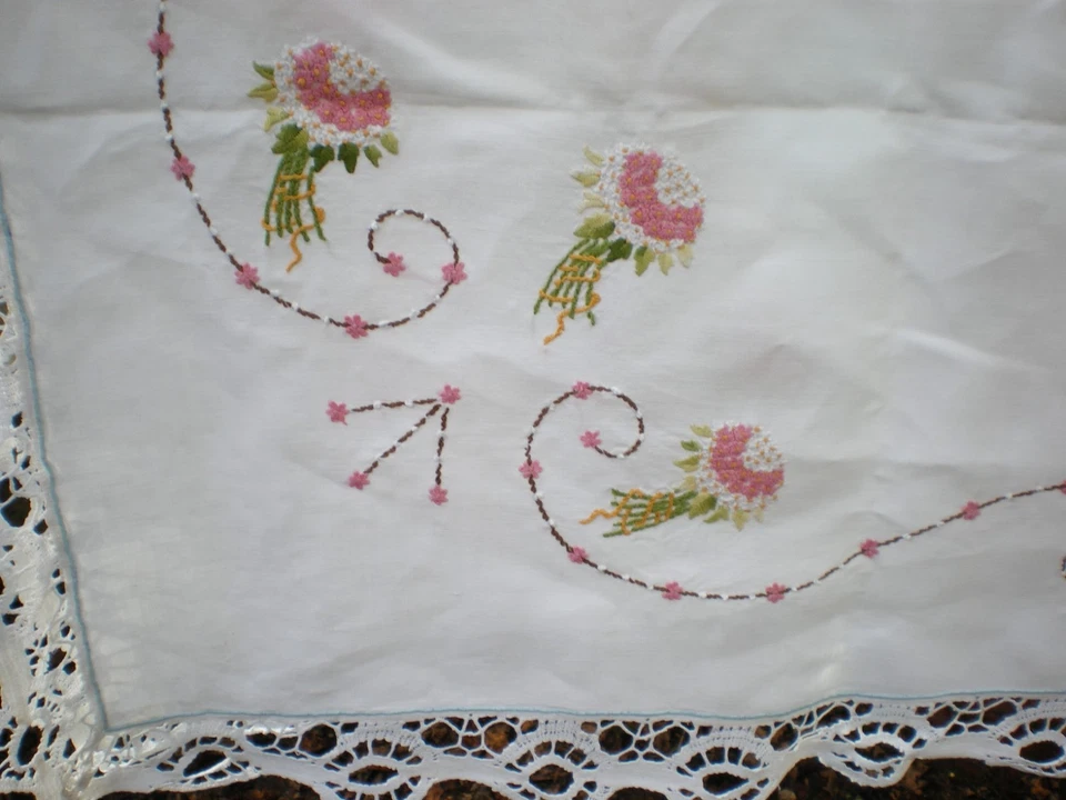 une nappe blanche vintage  brodée et crochetée a la main et machine 185X143cm - Photo 3/4