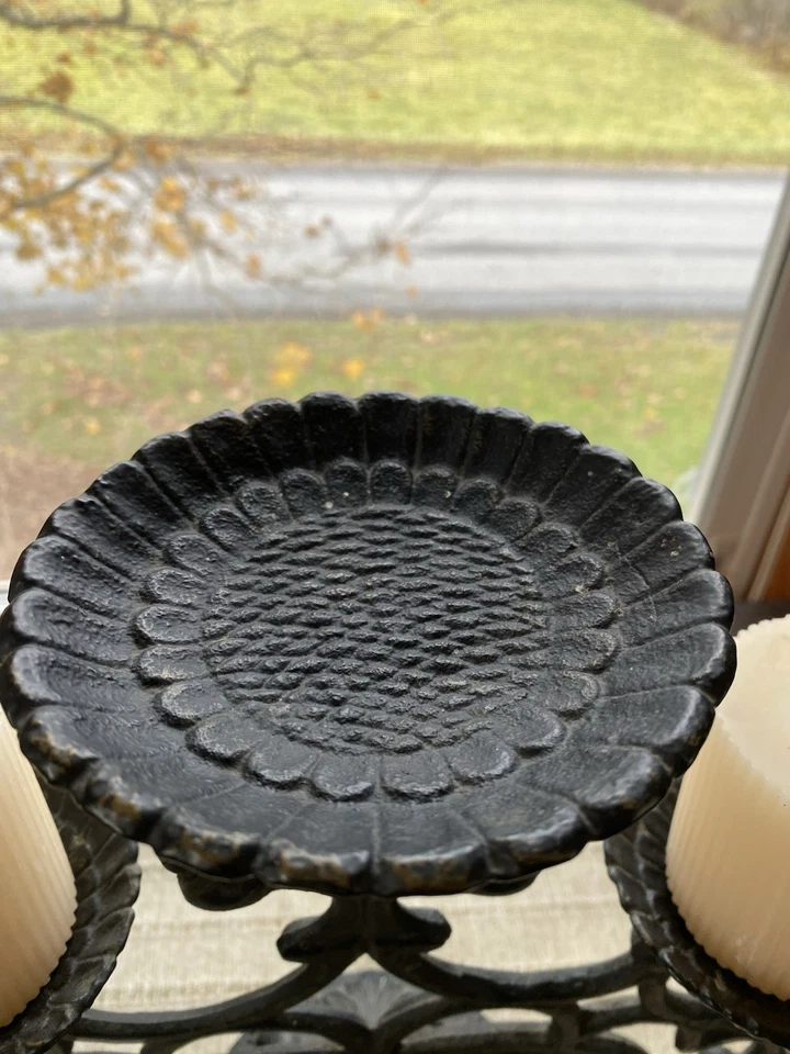 Candelabro vintage de hierro fundido de 7 brazos — decoración gótica pesada de granja Foto 3 de 4