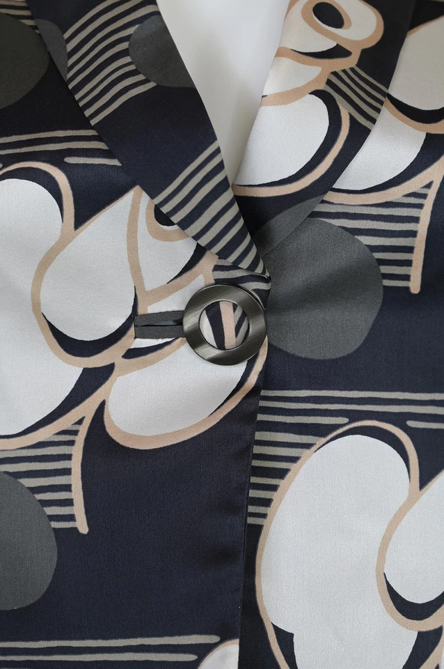 Giorgio Armani 图形印花丝绸夹克,黑色/灰色/米色,尺寸 44 IT / 8 美国 — 第 4/4 张图片