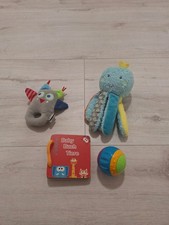 Baby Motorik Steckspiel Holzspielzeug mit Bilderbuch Ratschenball
