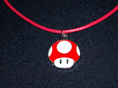 Damen Herren Super Mario Pilz rot POWER UP Anhänger inkl. Rubber Kette NEU