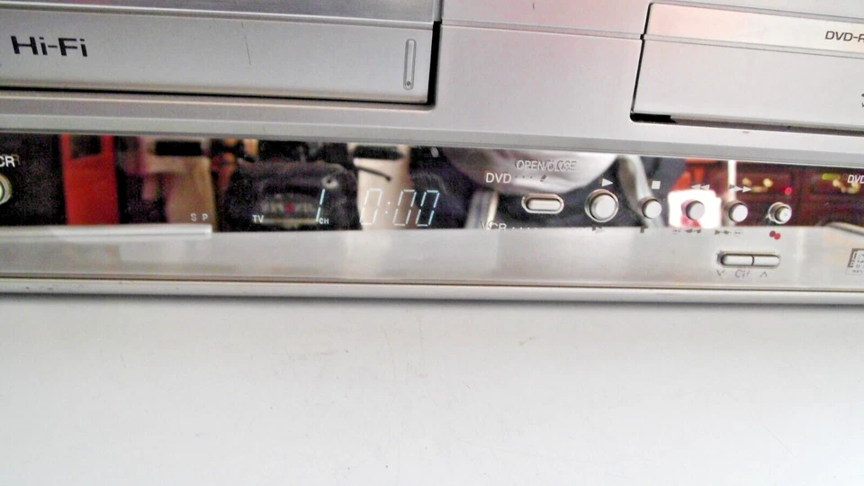 L SHARP - DV-RW260 VHS DVD Recorder / Kombigerät / Fernbedienung / Silber - Bild 3 von 4