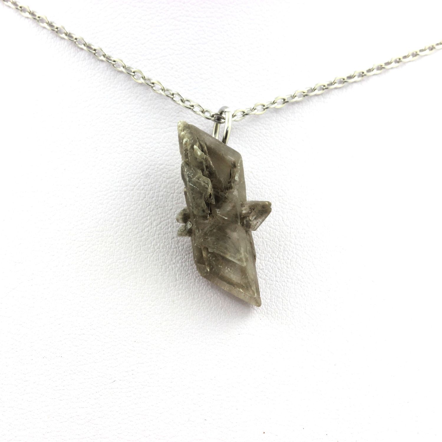 Collier Gypse brut de Marcieu Isère pendentif pierres et minéraux de France