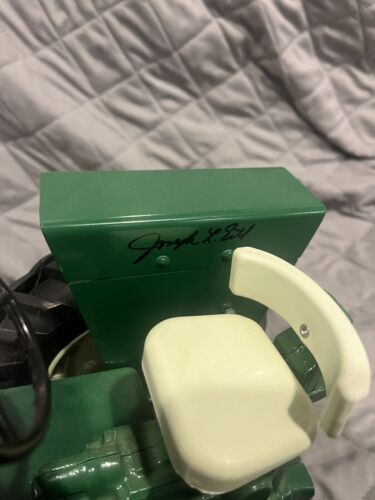 TRACTOR A ESCALA 1/8 OLIVER 1850 FIRMADO JOSEPH ERTL GRANJA JUGUETE FUNDIDO A PRESIÓN METAL - Imagen 4 de 6