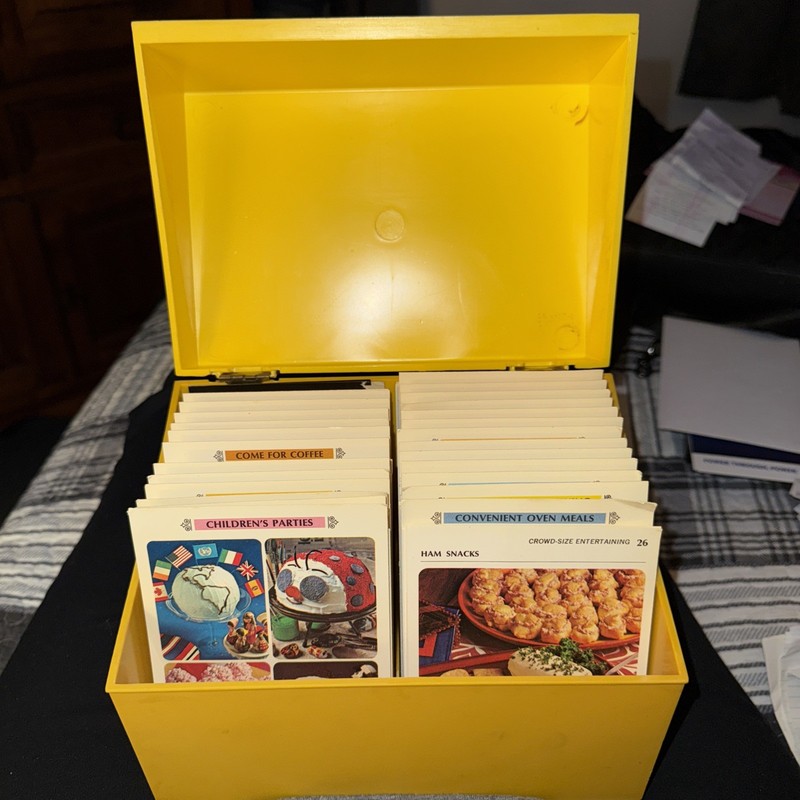 ✨ VINTAGE 1971 BETTY CROCKER RECIPE CARD LIBRARY YELLOW BOX ✨