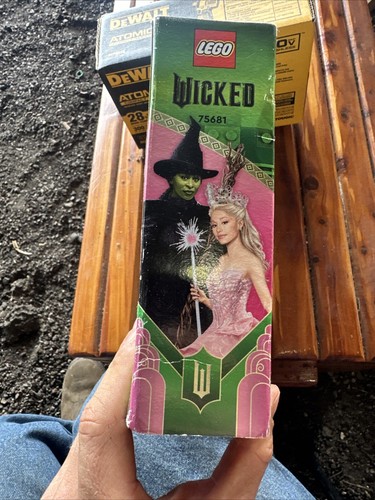 LEGO Wicked: Glinda, Elphaba & Nessarose at Shiz University (75681) - Picture 3 of 7