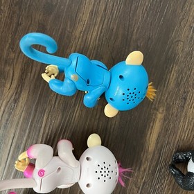 READ Fingerlings  Lot of 8 Monkey, Glitter Panda, Untamed Raptor