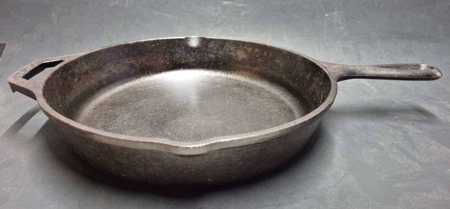 Lodge USA 8SK 6 Cast Iron Skillet Double Pour & Assist Handle