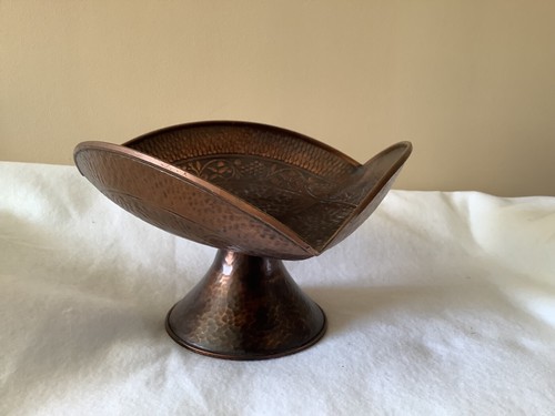 VTG Hammered Copper Footed Bowl Grape Leaves Decoration 9” wide & 7” tall - Picture 4 of 9