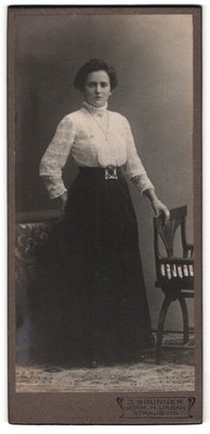Fotografie J. Brunner, Straubing, Junge Dame in weißer Bluse und Rock 