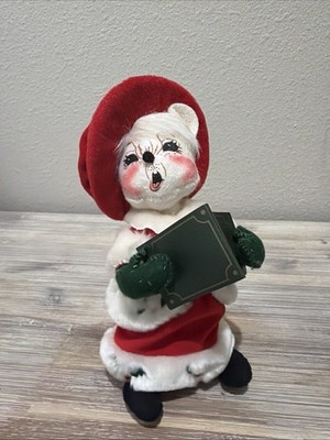 Annalee 6in Girl Winterberry Caroler Mouse - 2005