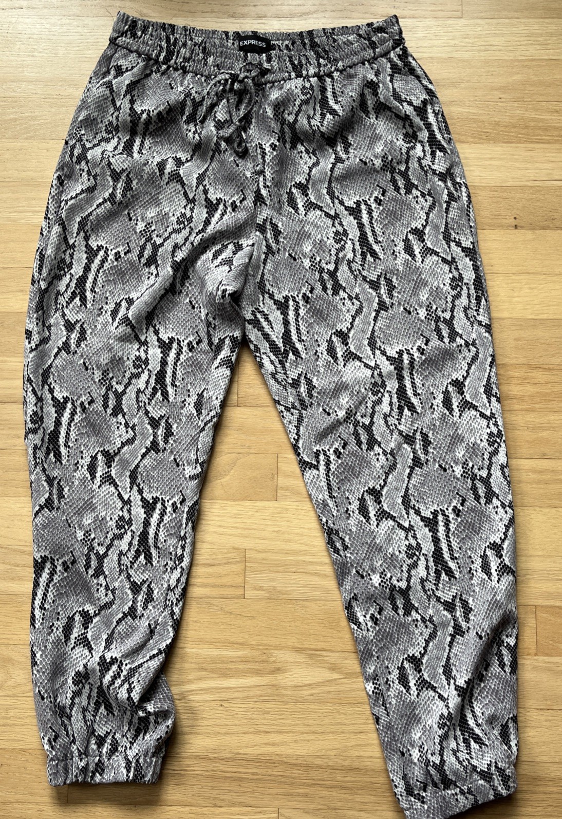 Women’s Express Ankle Mid Rise Pull Pant Size Medium Black /Gray Snake Print MED