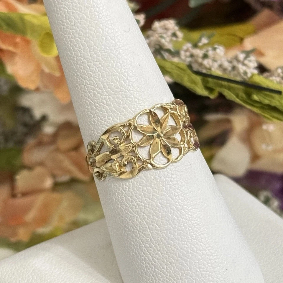 14k Yellow Gold Dainty Lightweight ￼Ladies Ornate Diamond Cut Ring Band Size 7 - Image 2 of 4