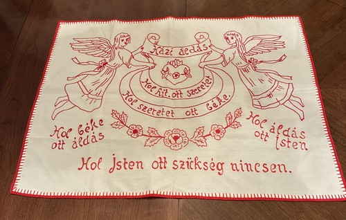 Seltene Vintage bestickte ungarische Volkskunst Engel mit Haussegen rot & weiß