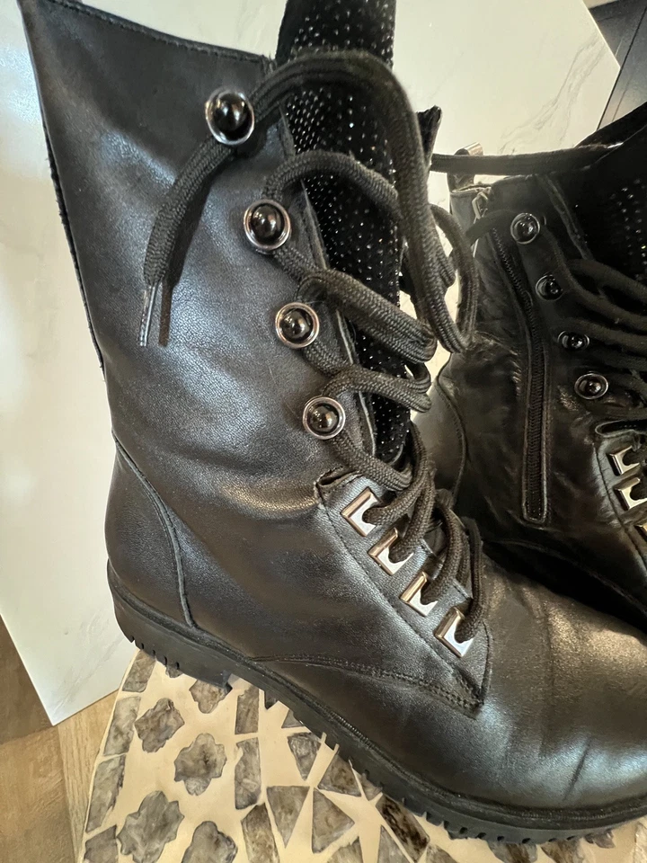 Botas con cordones Sheridan Mia de cuero con tachuelas negras brillantes, talla 9 Foto 3 de 4