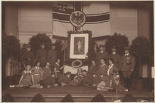 47/13 Foto Formato Grande Luisenbund Elmetto IN Acciaio 1930 Al Fronte Bandiera