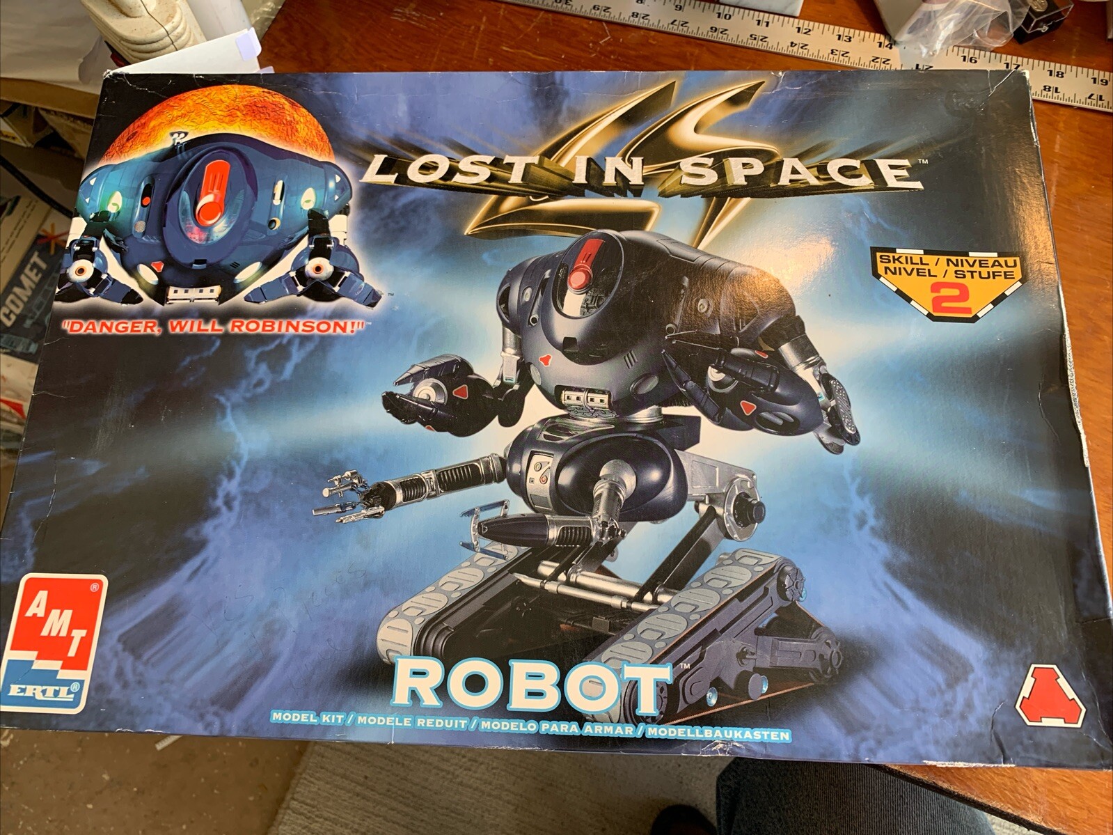 Kit modelo robot AMT Ertl perdido en el espacio faltan aproximadamente 4 piezas y calcomanías