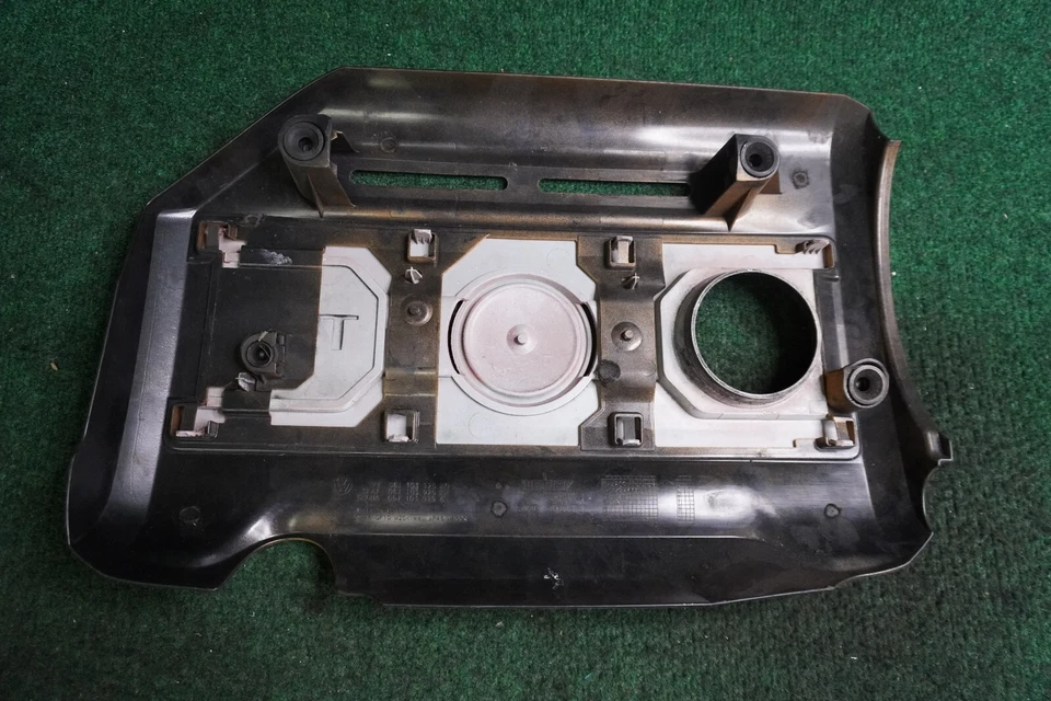 Cubierta del motor Volkswagen Golf GTI 2011 OEM 06J103925AQ Foto 2 de 4