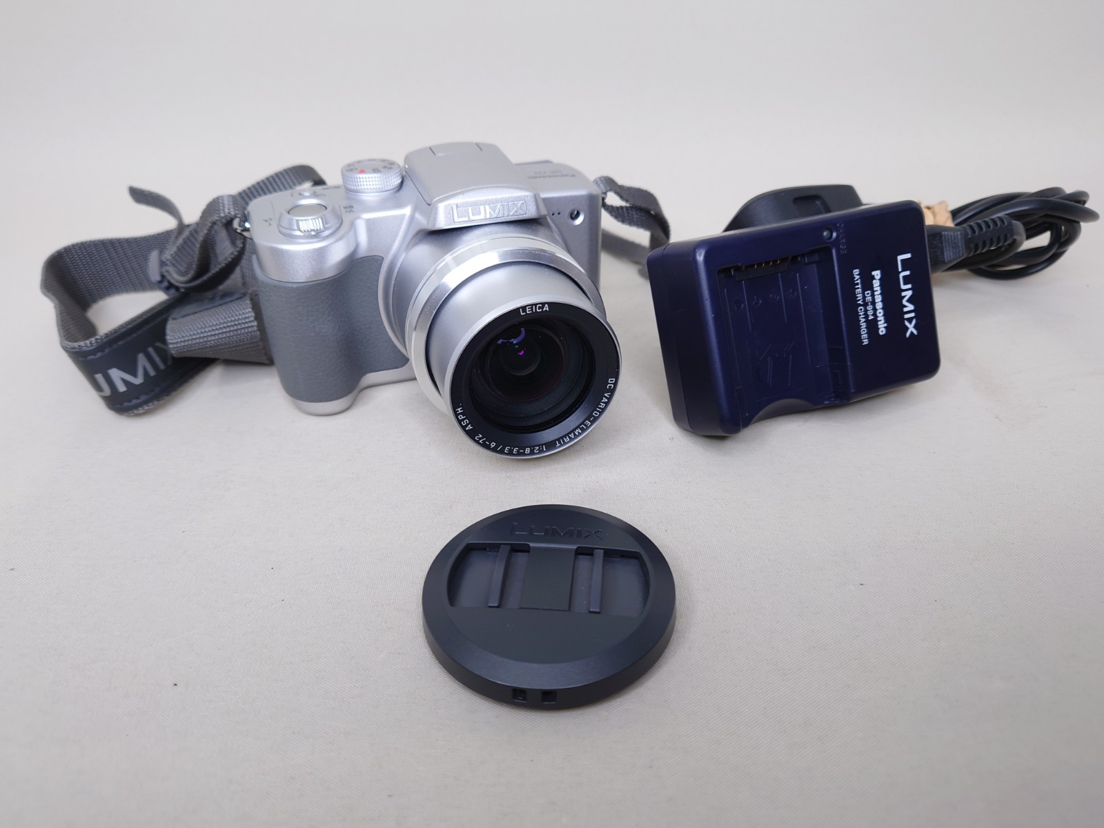 Panasonic Lumix DMC-FZ5 Digital Camera Leica Lens + Battery Charger Working