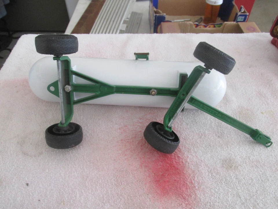 1/16 SCALE  CUSTOM ERTL JOHN DEERE ANHYDROUS AMMONIA TANK - Image 4 of 4