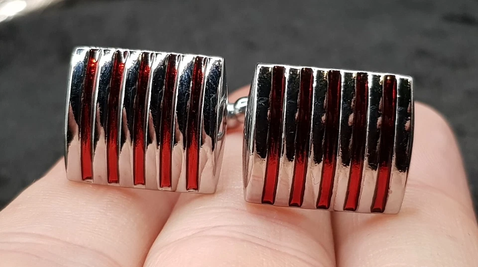 Par de gemelos esmaltados enchapados en plata - esmalte rojo exuberante - ciencia ficción futurista Foto 2 de 4