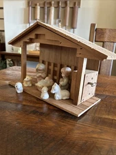 Vtg Music Box Nativity Away In Manger Christmas Around the World Figures Crèche