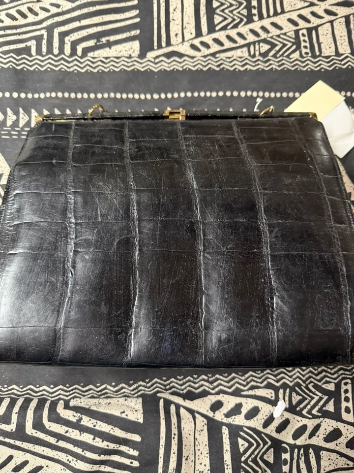 Bonita cartera de cocodrilo forrada de cuero negro de colección de EE. UU. con cierre de barra plegable  Foto 2 de 4