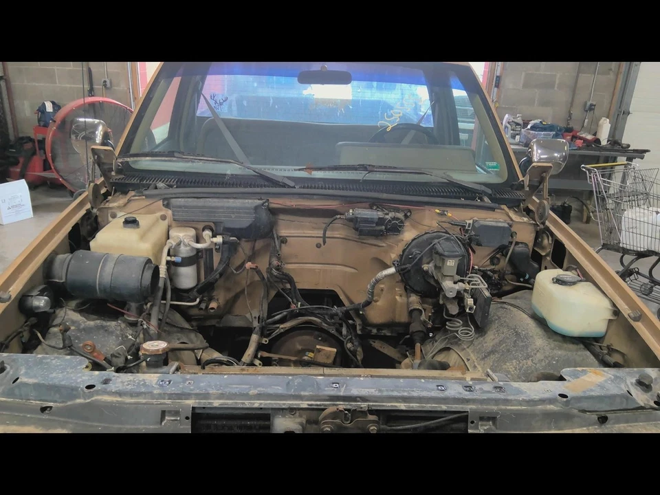 Used Front Bumper Assembly Front fits: 1988 Chevrolet 1500 PICKUP w/o air vent h - Image 4 of 4