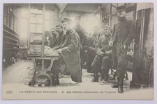 Old postcard Paris La grève des Postiers Soldiers replace postmen (67758)
