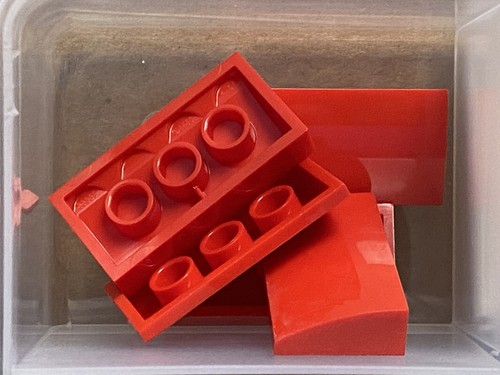 LEGO Teile - rote Neigung, gebogen 2 x 4 x 2/3 mit unteren Rohren - Nr. 88930 - MENGE 5