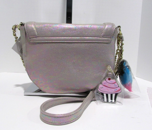 Bandolera Betsey Johnson Plateada Iridiscente Sillín Trolls Nueva con Etiquetas - Imagen 7 de 10