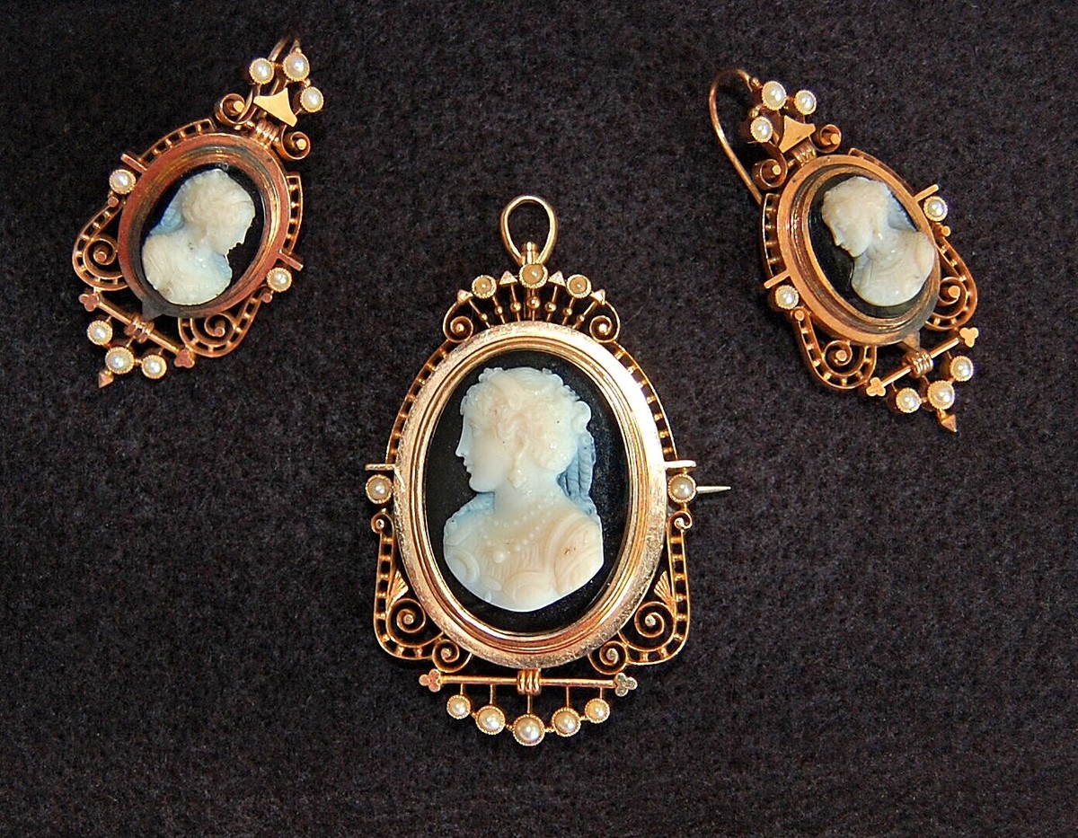 Victorian CAMEO BROOCH EARRING SET 14K Gold, Black White