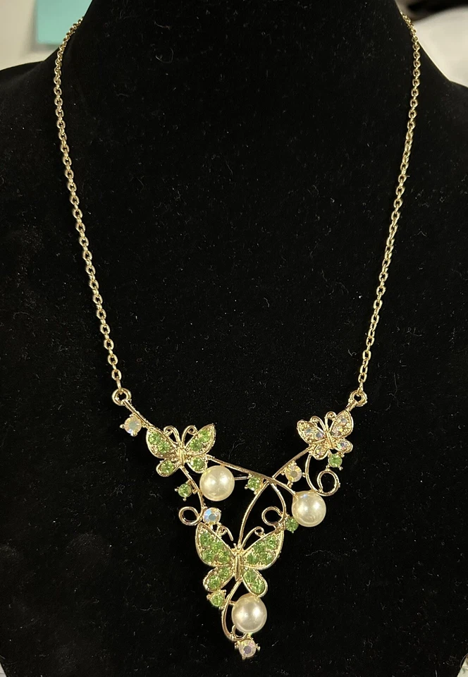 "Collar Betsey Johnson de 20"" con racimo de mariposa de cristal verde y perlas firmado"  Foto 4 de 4