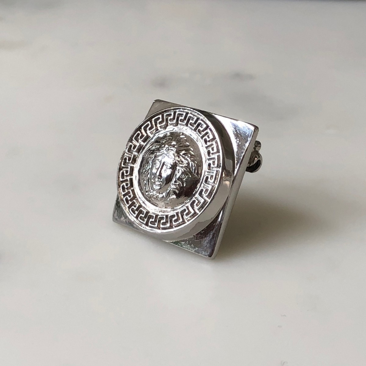 VERSACE ブローチ　シルバー　メデューサ GIANNI VERSACE brooch Medusa head & Greek Key silver-tone | eBay