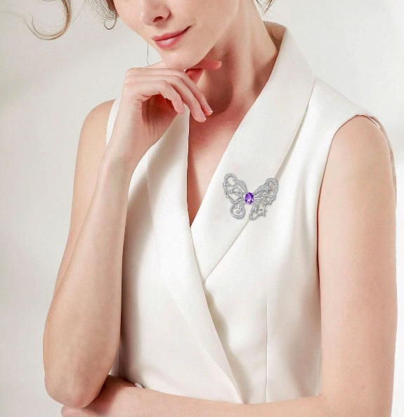Broche prendedor con forma de mariposa de plata 925 y diamante púrpura simulado de 3 quilates Foto 3 de 4