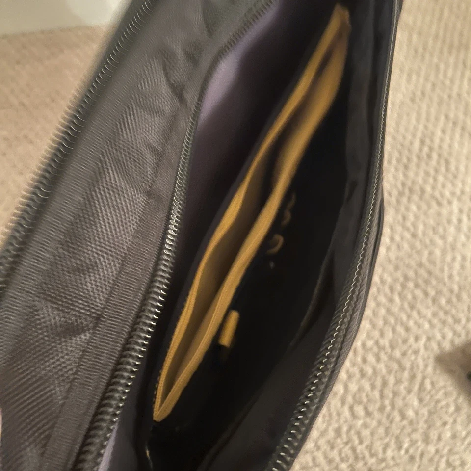 Bolsa carteiro Targus preta e amarela para laptop até 17 pol. resistente bolsos máximos - Imagem 4 de 4