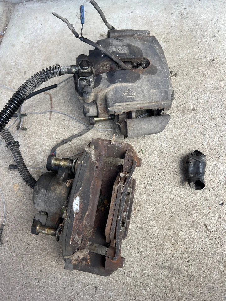 PINZA DE FRENO DELANTERA IZQUIERDA Y DERECHA PORSCHE 928 S 1983-1986 CON JUEGO DE 2 PASTILLAS Foto 3 de 4