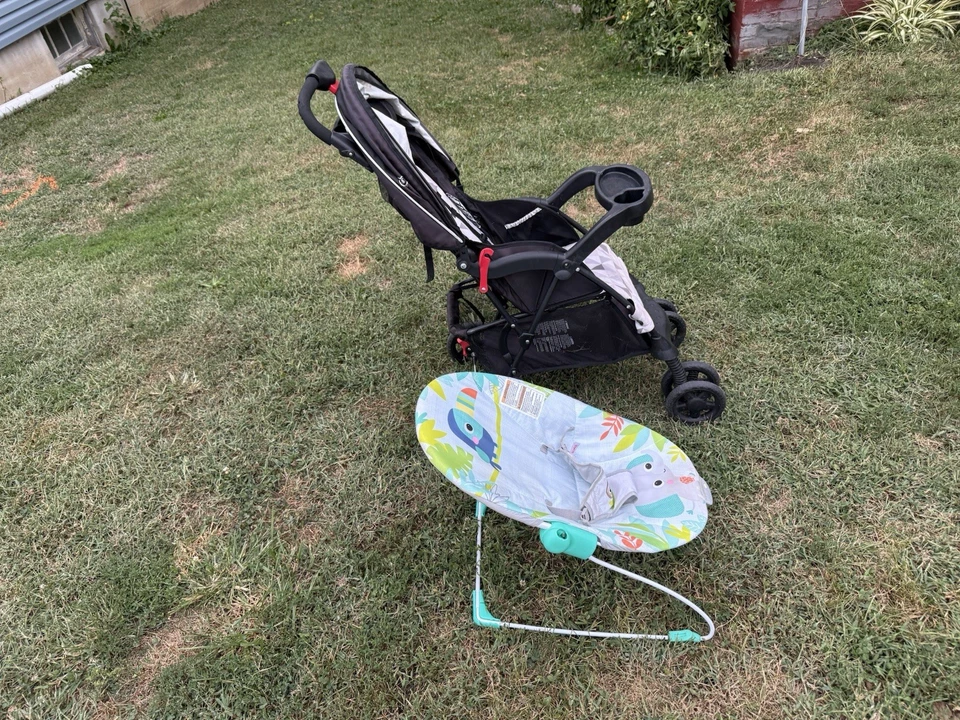 Cochecito negro y gris con asiento de bebé Foto 2 de 4