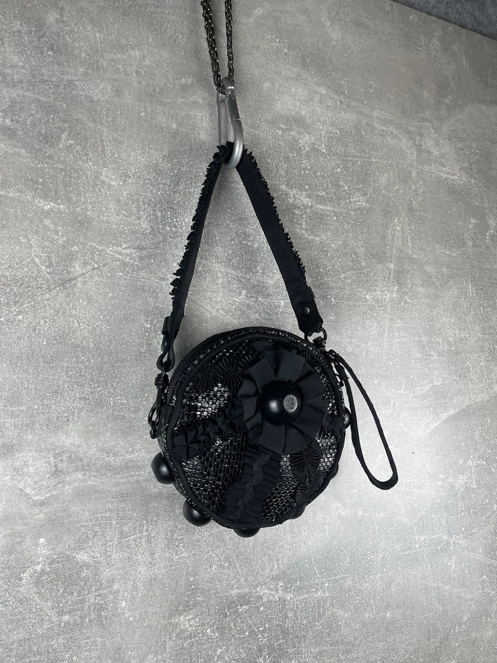 Bolso de hombro Avant Garde George Gina & Lucy “Gin Fizz” negro redondo de encaje Foto 2 de 4