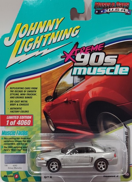 Johnny Lightning JLMC014-6A Ford Mustang Gt 1999 Silber 1:64 Neu Ovp-image