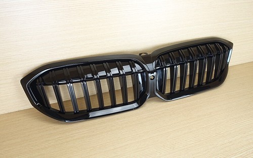 Shiny Black Single Line Front Grille With Camera Hole For BMW G20 G21 G28 3-Ser. - Picture 4 of 10