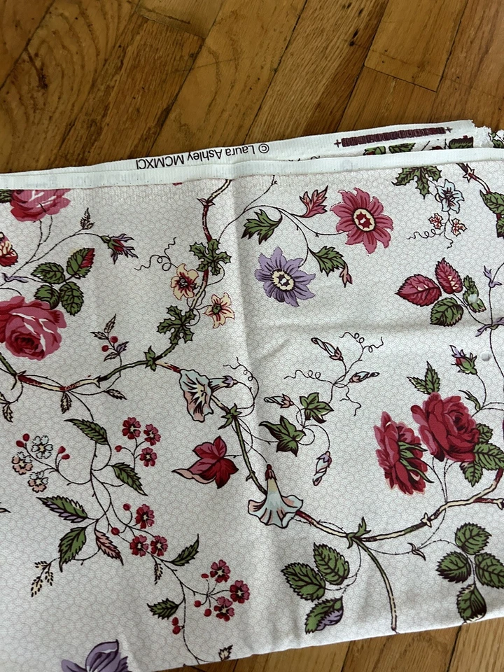 TELA LAURA ASHLEY 29” por 48” RAMBLING RECTOR Rosas Muestra Remanente Foto 3 de 4