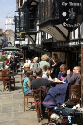 FOTO HIGH STREET CANTERBURY GÄSTE GENIESSEN DIE SONNE AUSSERHALB DES 16. JAHRHUNDERT