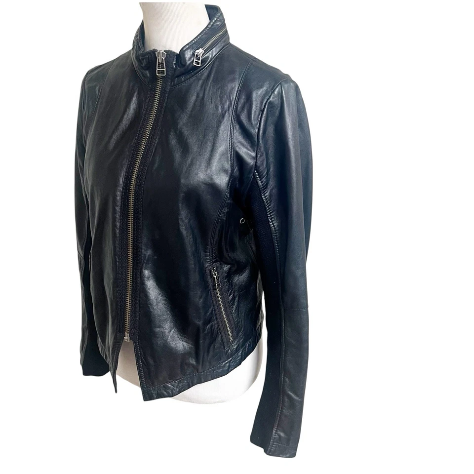 Chaqueta de motociclista de cuero genuino Rezrekshn para mujer talla grande negra de Esther Chen Foto 2 de 4