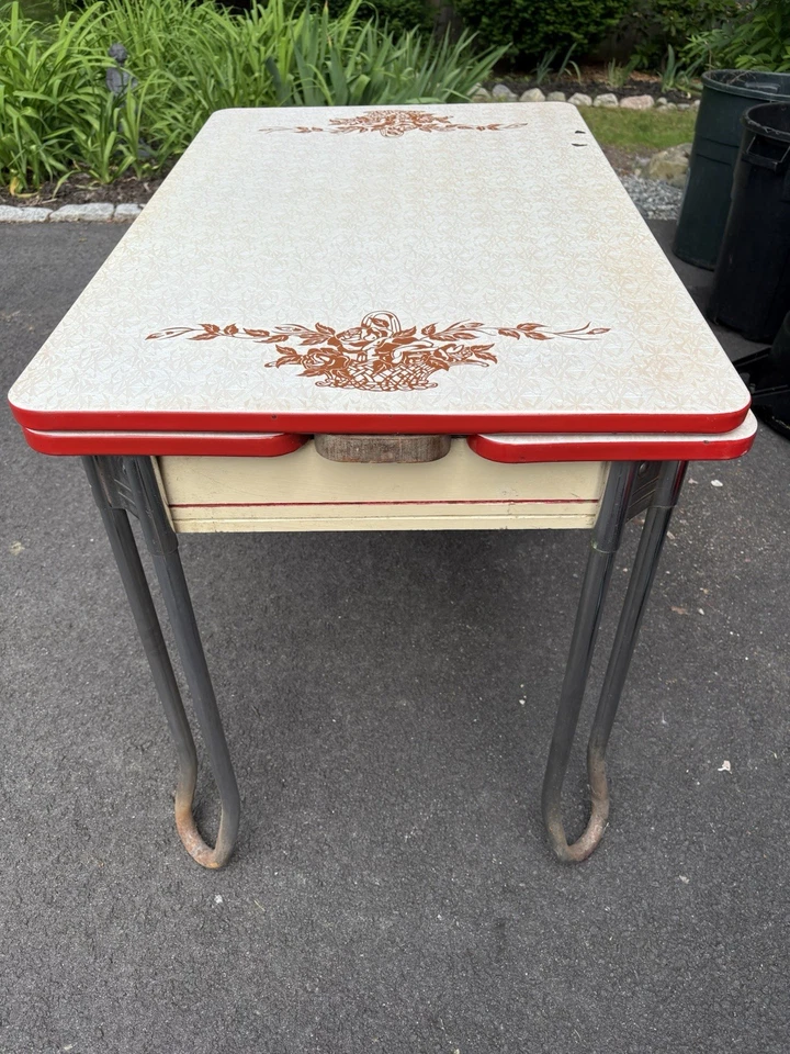Vintage 1940s Red And White Porcelain Top Table With 2 Leaves / Pull Outs - Image 4 of 4