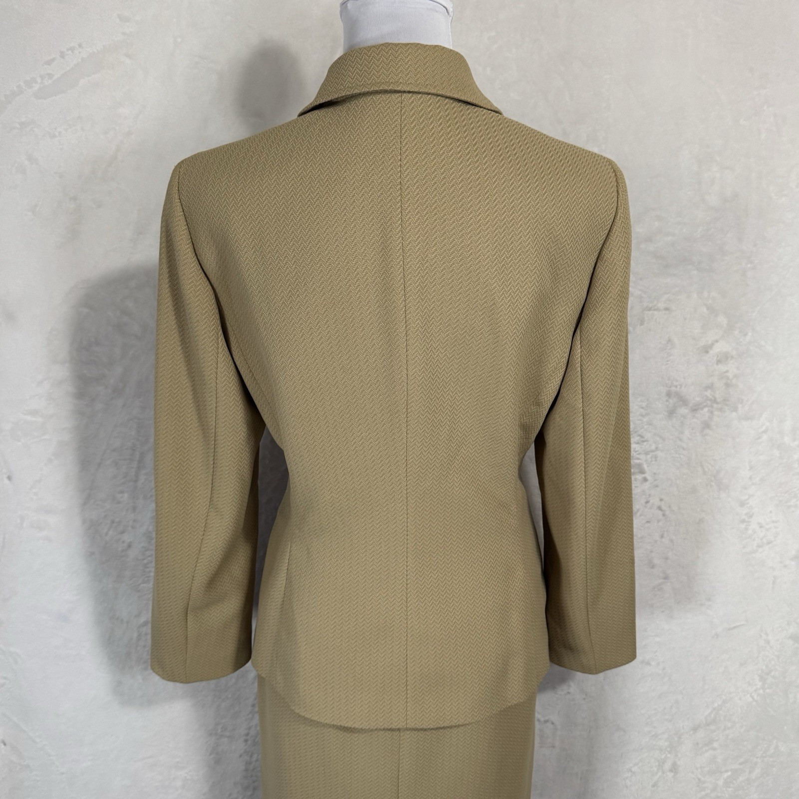 Le Suit 2 Pc Blazer Skirt Suit Set Size 12 P Khaki Tan Peak Lapel Tailored Retro