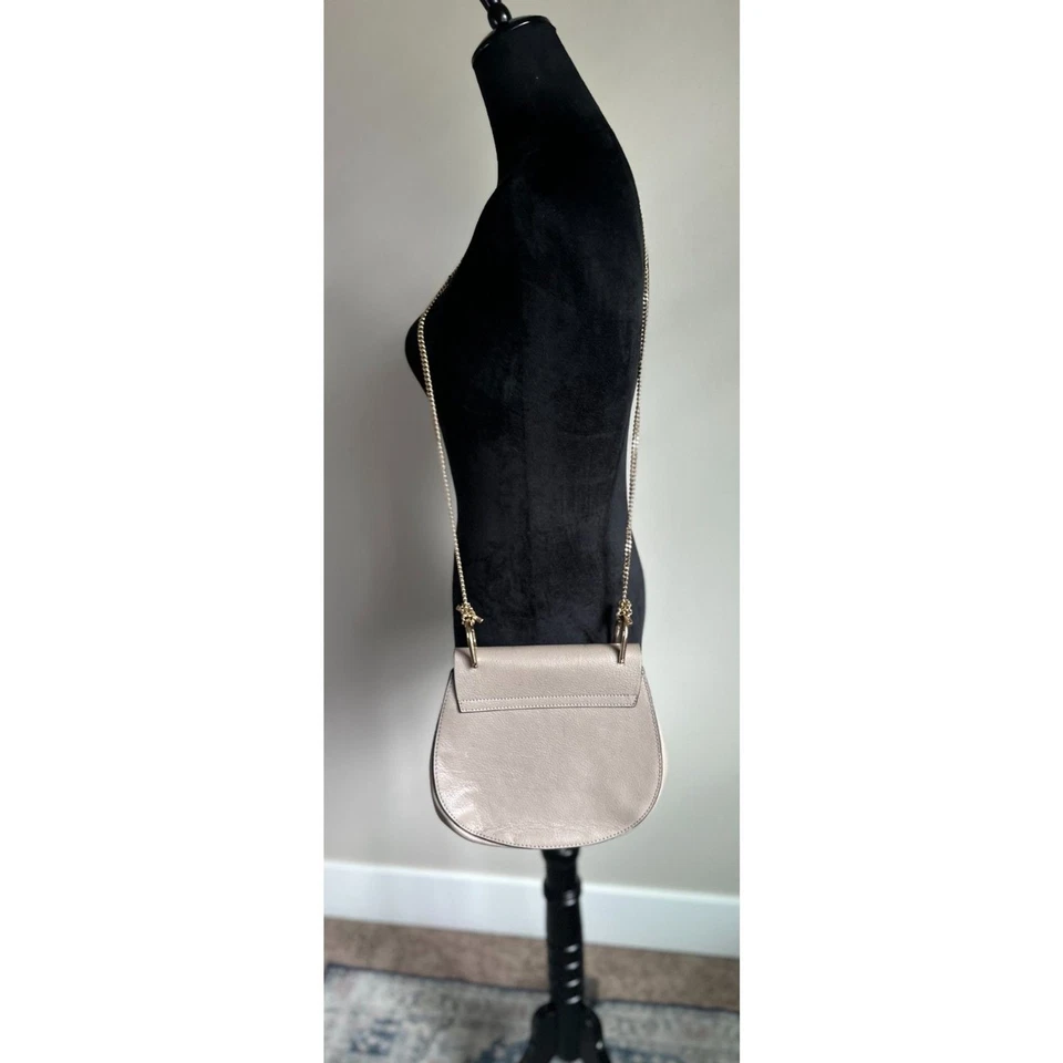 Женская седельная сумка CHLOE модель Drew серая шагреневая кожа средний ремень цепочка через плечо - Изображение 4 из 4