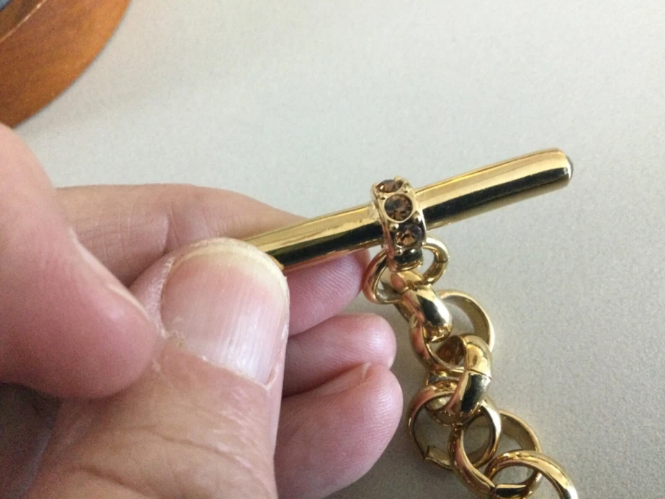 Brazalete de cadena de eslabones ovalados electrochapado dorado firmado por Marc Jacobs Foto 4 de 4