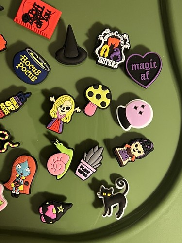 24 Pc Hocus Pocus Collection Charms Shoe Access. Halloween Black Cat More - Imagen 2 de 10