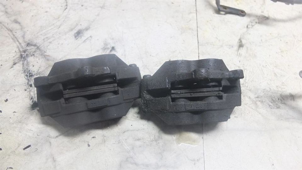 Pinças de freio dianteiras 07 Suzuki GSF1250 GSF 1250 S Bandit - Imagem 3 de 4